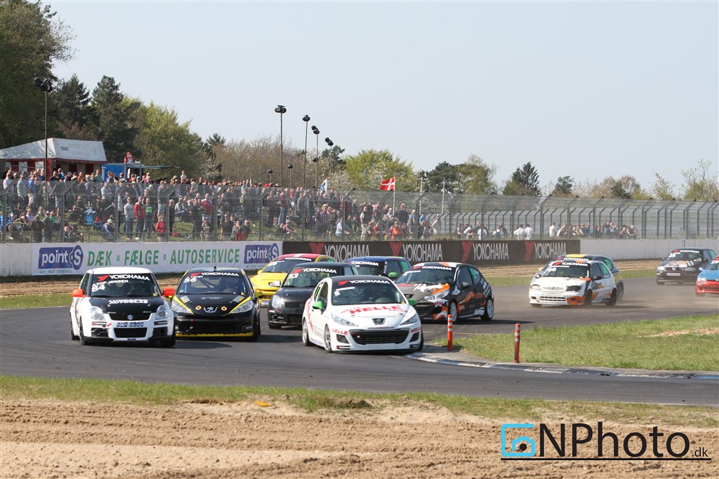 Carsten Rasmussen #8 fører feltet an foran Andreas Top Jensen #84, Jonas Lynge #56 og Kasper Nybo #53 m.fl
(Foto: CN Photo)